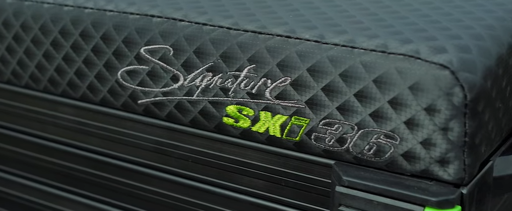 Signature SXi 36 embroidered detailing